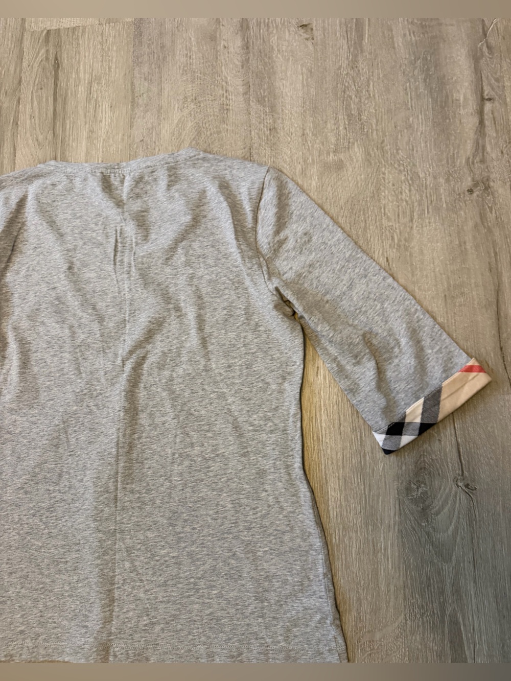 Burberry Gray Scoop Neck Tee with Signature Check Cuffs Sz M - Picture 8 of 8